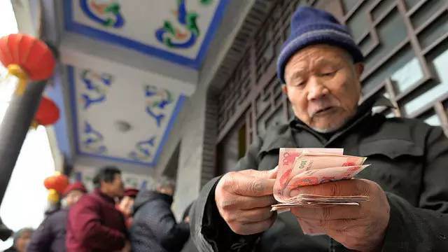 養(yǎng)老金能領多少錢？又一省公布養(yǎng)老金調整辦法，高齡退休人員有福了